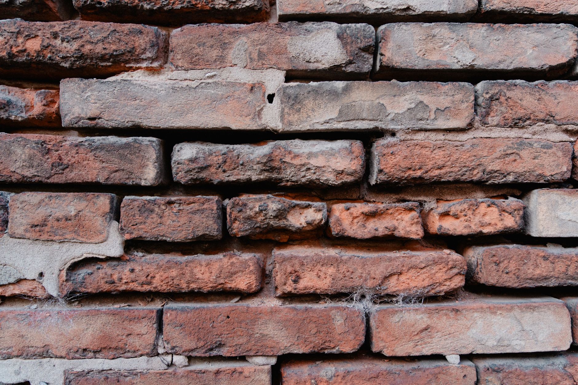 Rote Klinkerfassade im Detail, gealterte Oberfläche mit sichtbaren Fugen